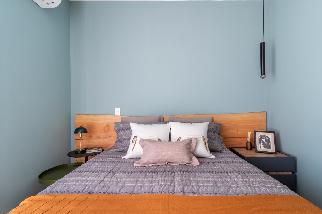 Sem grands intervenção, apê de 45 m² ganha cores e móveis multifuncionais. Projeto Abrazo Interiores. Na foto, quarto com cabeceira e parede azul.