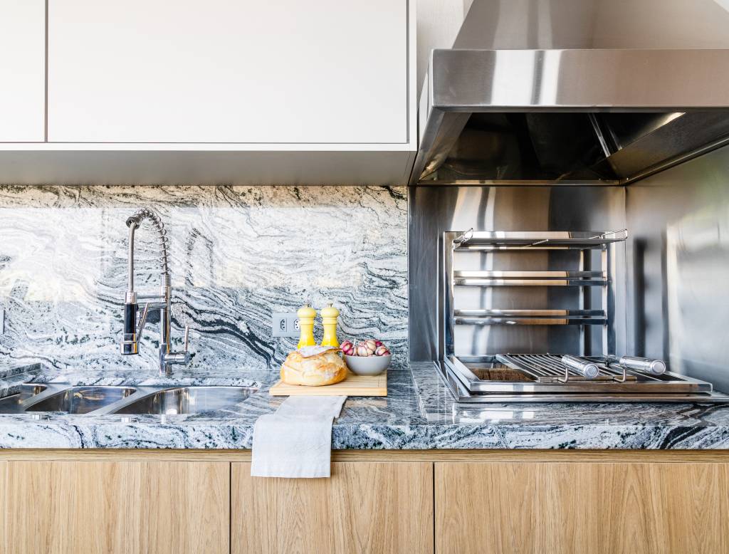 Terraço subutilizado vira área gourmet elegante com bancada de granito