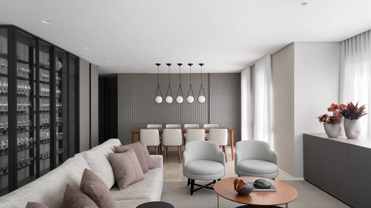 Tons de cinza criam elegância neste apartamento de 256 m². Projeto de arch.lab. Na foto, sala de estar e jantar com cristaleira e parede ripada.