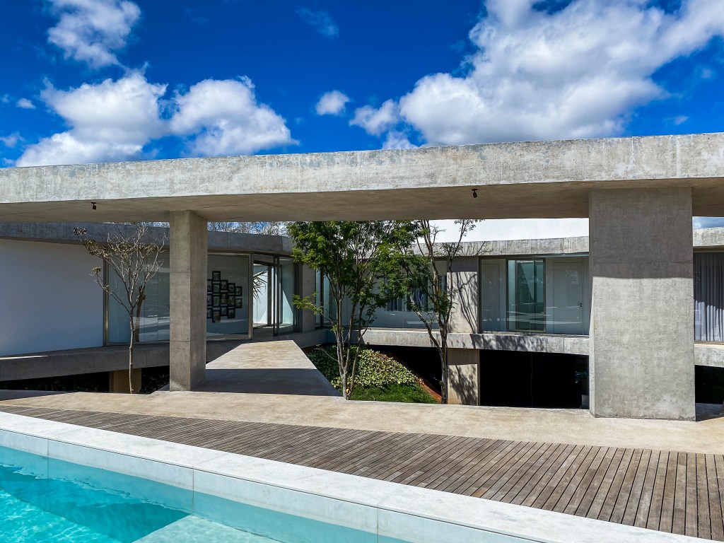 Vazios e passarelas fazem recortes no desenho desta casa de 485 m². Projeto de FGMF. Na foto, passarela e piscina.