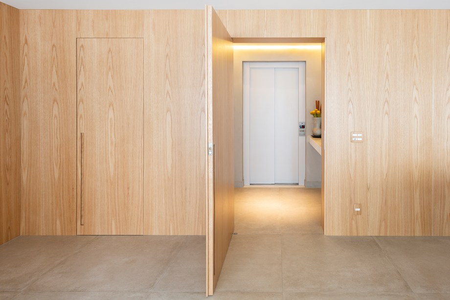 Apartamento de 151 m² ganha bar de mármore logo na entrada