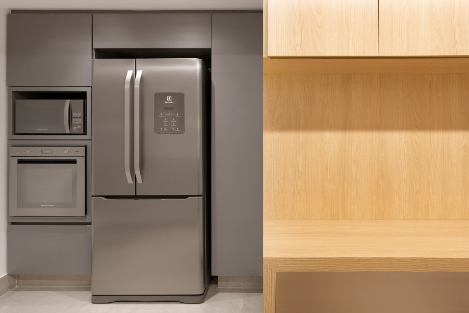 Apartamento de 151 m² ganha bar de mármore logo na entrada