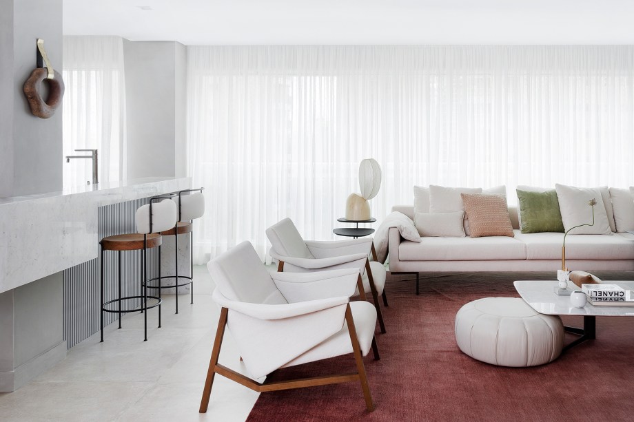 Apartamento de 151 m² ganha bar de mármore logo na entrada