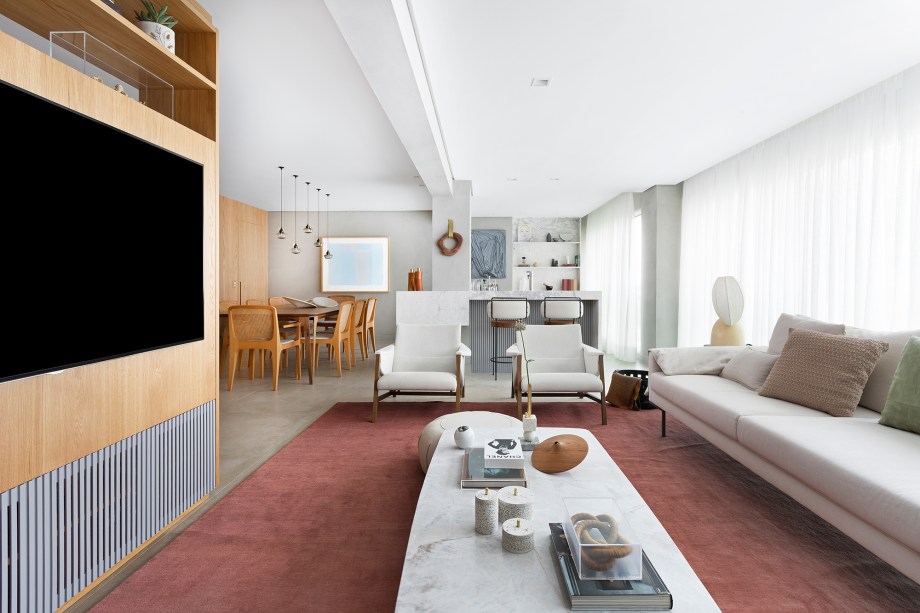 Apartamento de 151 m² ganha bar de mármore logo na entrada