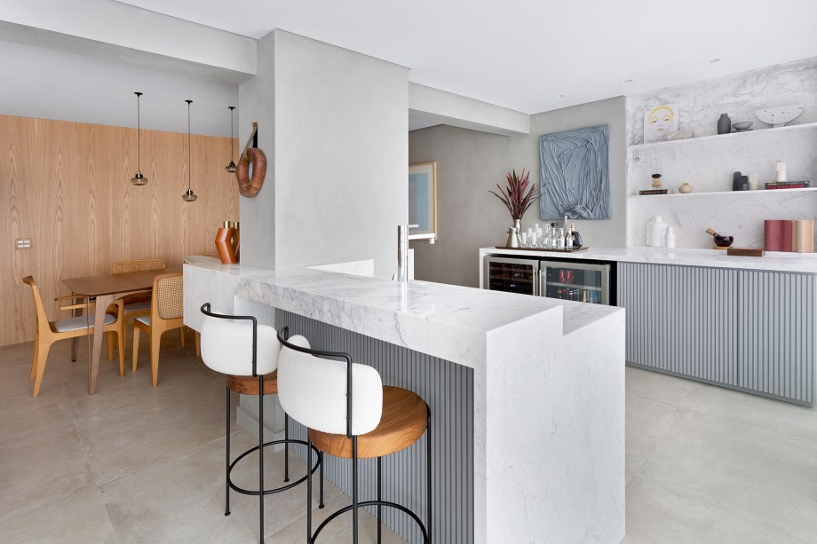 Apartamento de 151 m² ganha bar de mármore logo na entrada