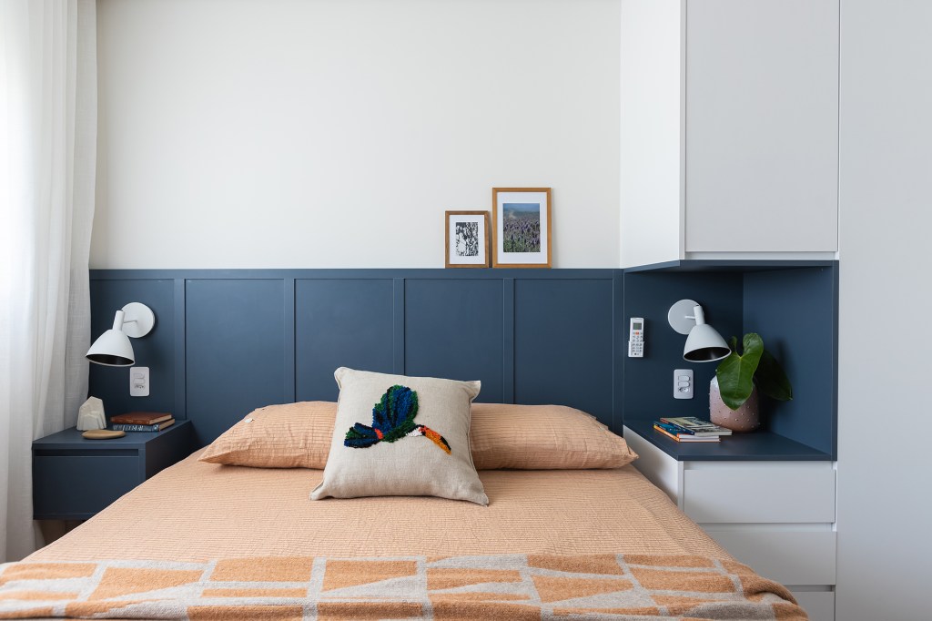 Apartamento de 83 m² ganha décor acolhedor sem derrubar nenhuma parede. Projeto do Estúdio Maré, Na foto, quarto de casal com tv e parede azul.
