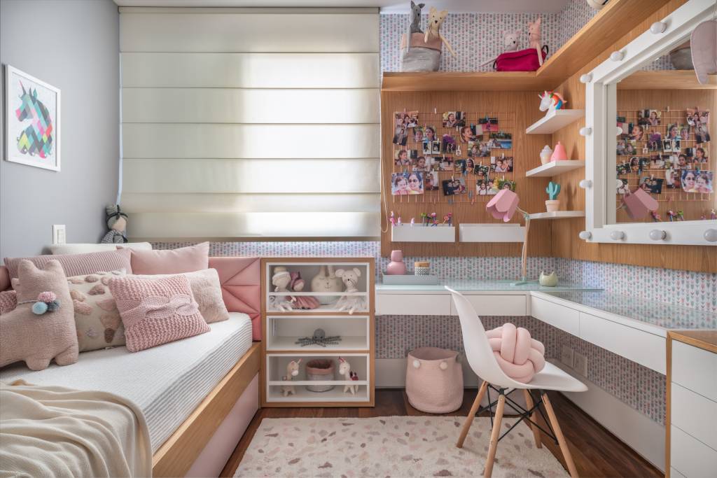 Beatriz Quinelato ARQ – AP Itaim @escanhuelaphoto @mayranavarro Apartamento ganha décor com tons de azul, cinza e madeira. Projeto de Beatriz Quinelato. Na foto, quarto infantil com espaço de leitura. Bancada e penteadeira.