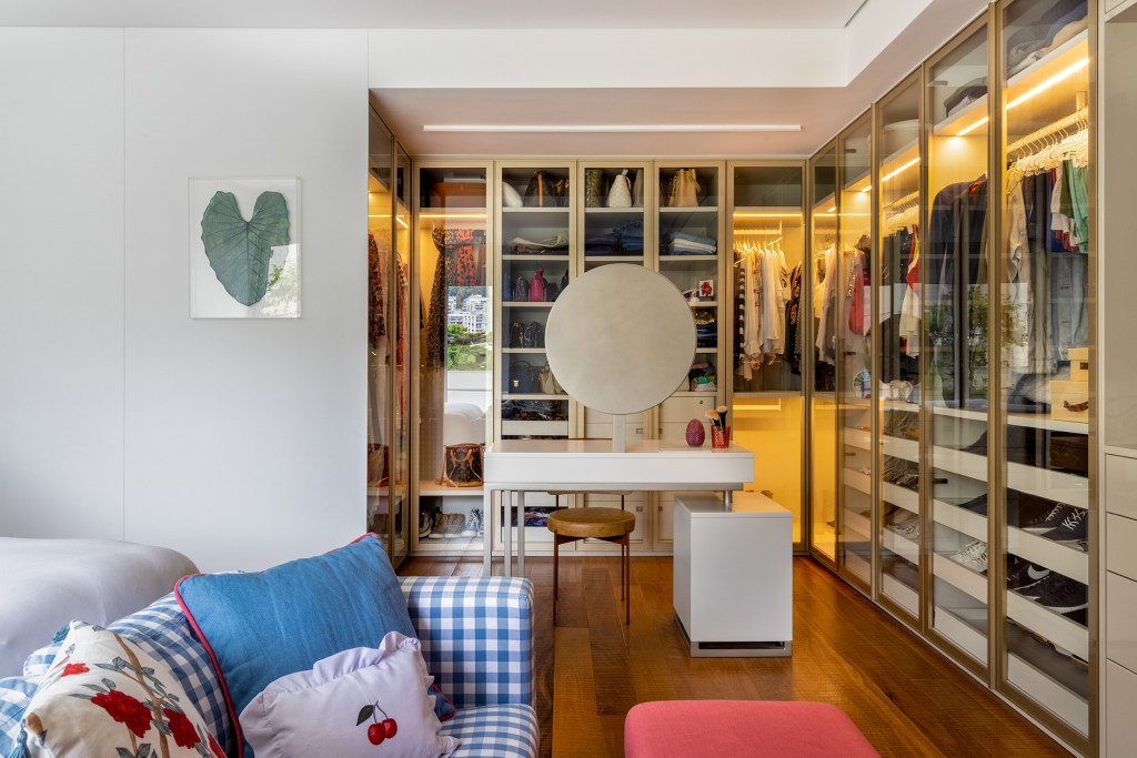 Apartamento solar de 300 m² é feito para receber amigos. Projeto de Ana Veira. Na foto, closet iluminado com penteadeira no quarto de casal.