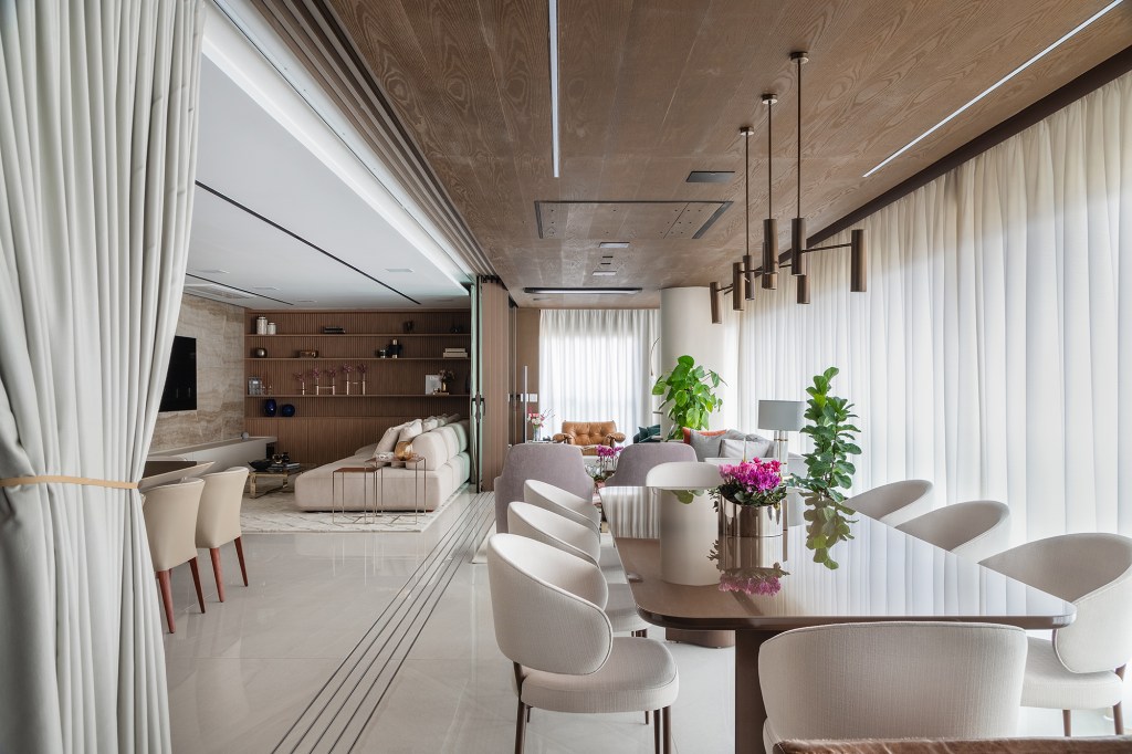 Apê de 275 m² ganha canto do café com vista para a cidade de São Paulo. Projeto de Thiemi Hernandes. Na foto, varanda com mesa de jantar e pendentes.