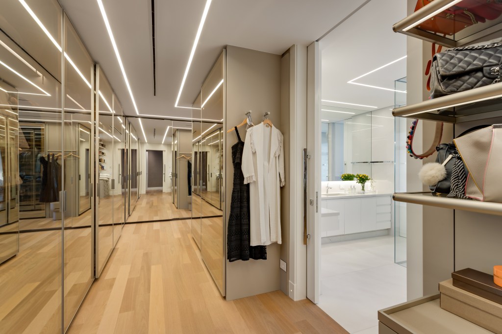 Apê de 580 m² ganha área gourmet e hall marcante. Projeto de Andrea Teixeira. Na foto, closet walk-in com portas espelhadas.