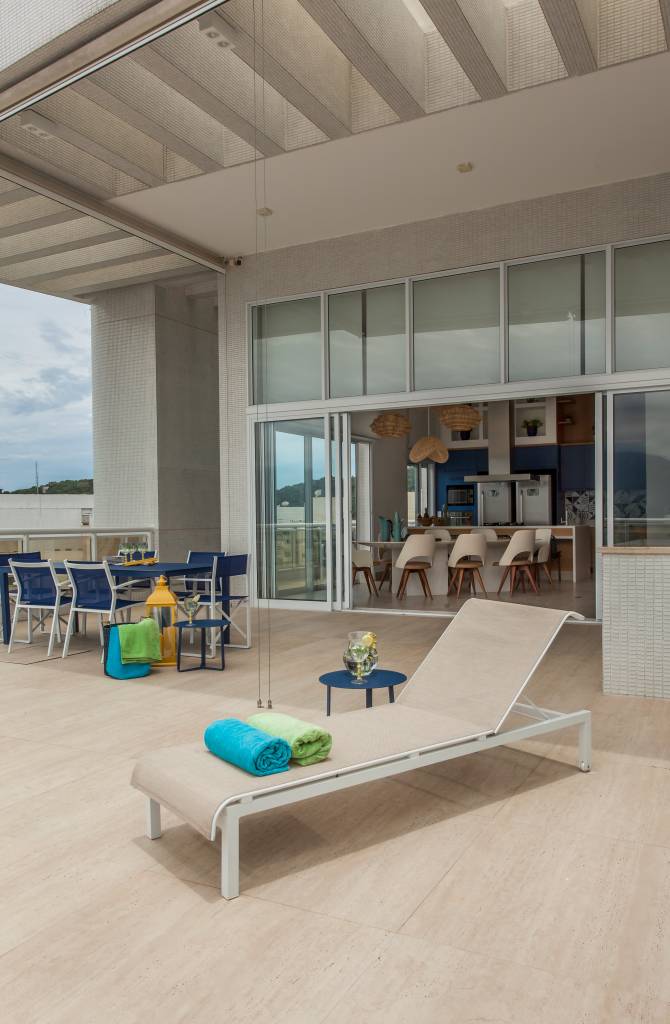 ape-decor-inspirado-praia-toques-azuis-e-porcelanato-areia-korman-arquitetos-02 Apê tem décor inspirado na praia com toques azuis e porcelanato areia. Projeto de Korman Arquitetos. Na foto, área externa com espreguiçadeira.