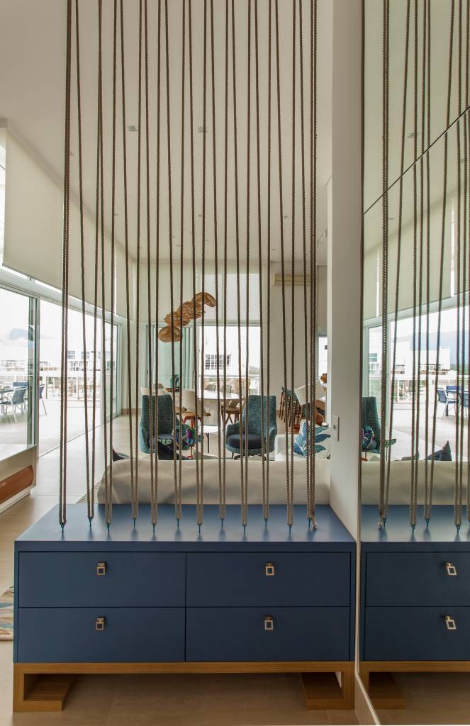ape-decor-inspirado-praia-toques-azuis-e-porcelanato-areia-korman-arquitetos-04 Apê tem décor inspirado na praia com toques azuis e porcelanato areia. Projeto de Korman Arquitetos. Na foto, cordas suspensas funcionando como divisória.