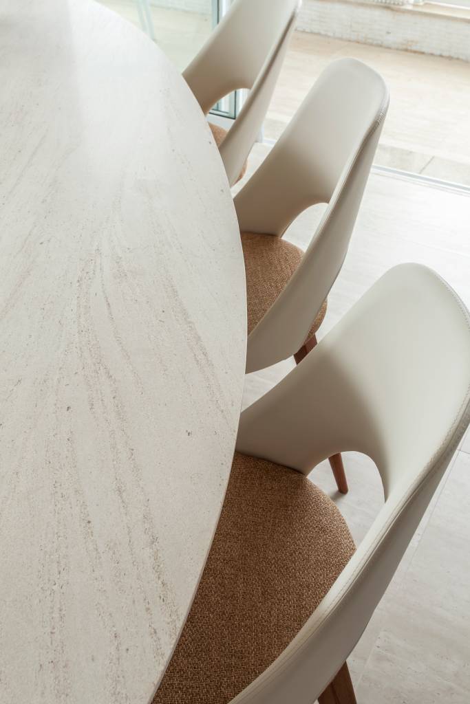 ape-decor-inspirado-praia-toques-azuis-e-porcelanato-areia-korman-arquitetos-09 Apê tem décor inspirado na praia com toques azuis e porcelanato areia. Projeto de Korman Arquitetos. Na foto, mesa de jantar oval, cadeiras brancas.