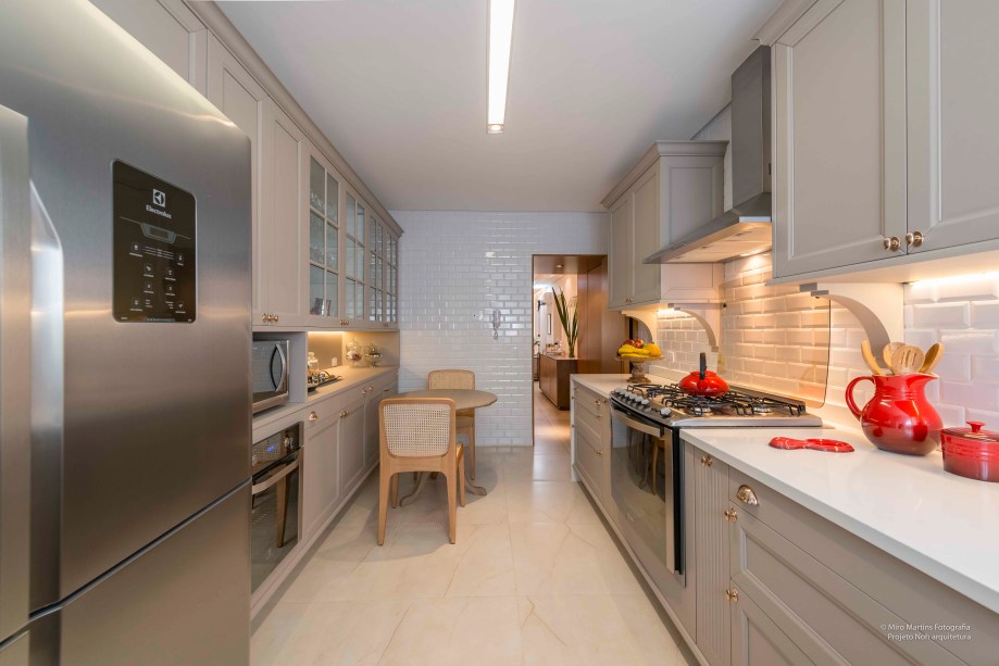 Apê ganha cozinha clássica com bancada de quartzo e armários ornamentados