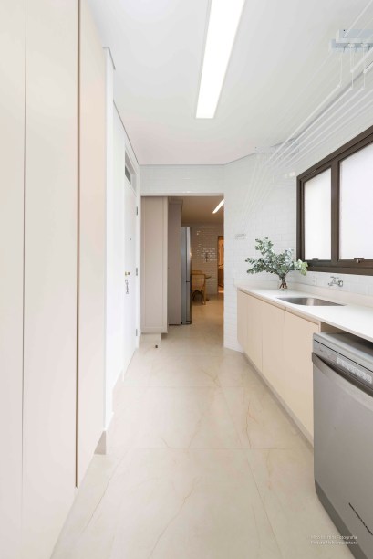 Apê ganha cozinha clássica com bancada de quartzo e armários ornamentados