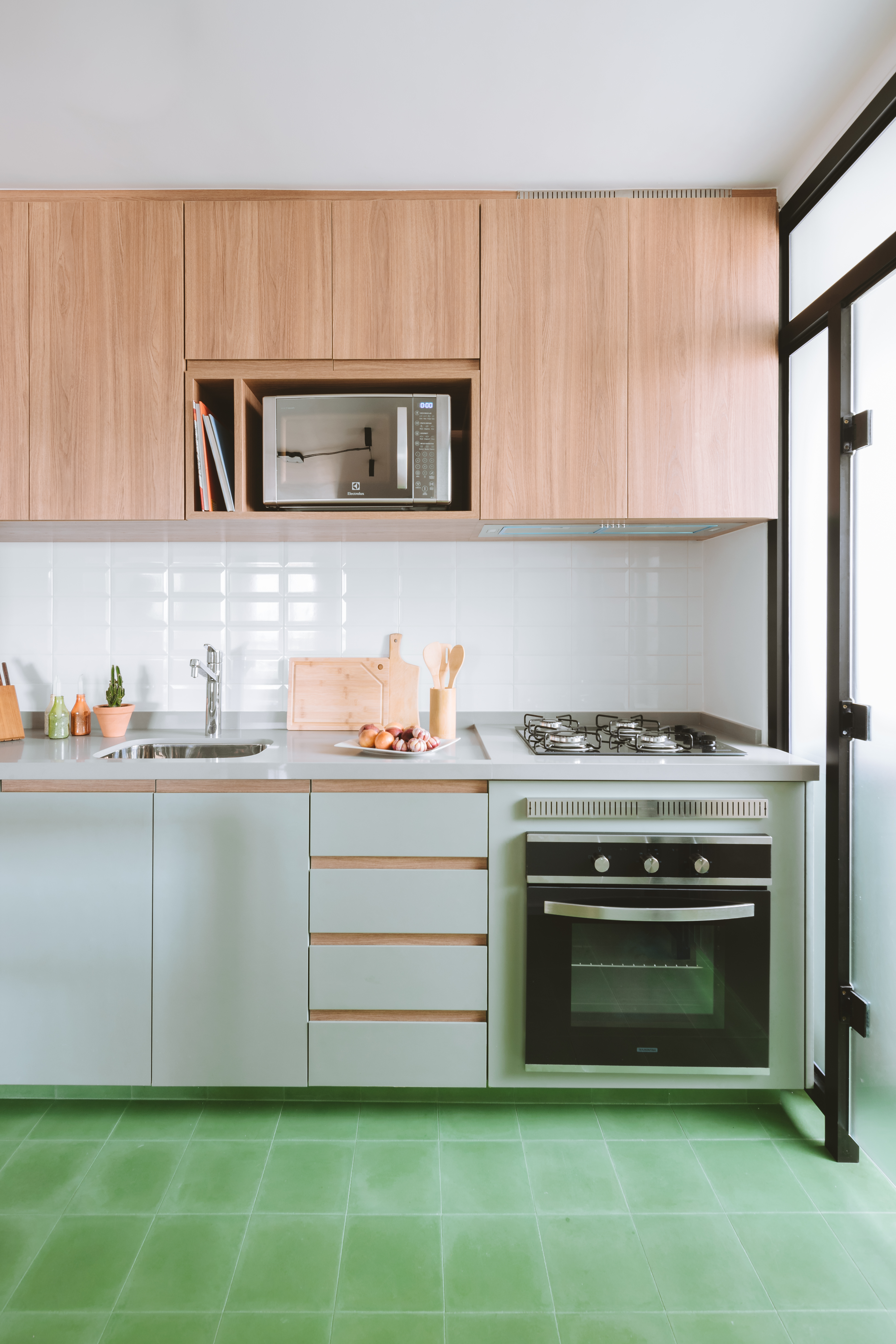 Apê industrial de 75 m² tem cozinha verde menta com bancada de cimento