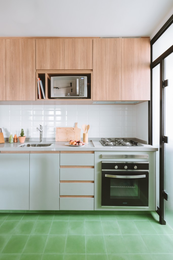 Apê industrial de 75 m² tem cozinha verde menta com bancada de cimento. Projeto de Rawi Arquitetura + Design. Na foto, bancada de cozinha, backsplash de subway tiles.