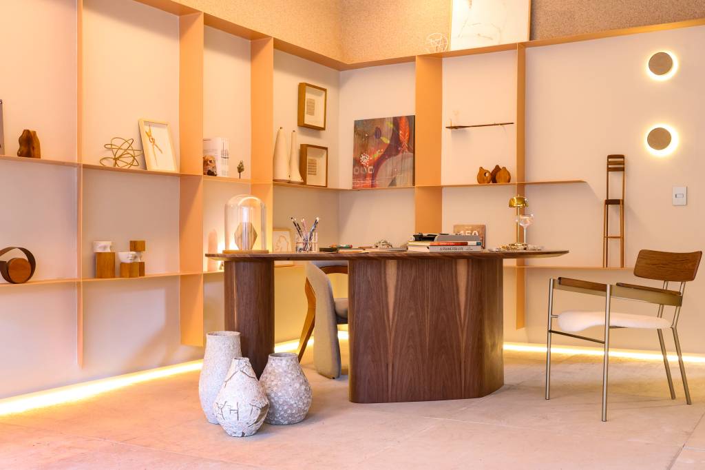 atelie-parede-placas-de-quartzito-sala-intima-home-office-tm-arquitetura-01 Ateliê tem parede com placas de quartzito, sala íntima e home office. Na foto, estante, vasos.