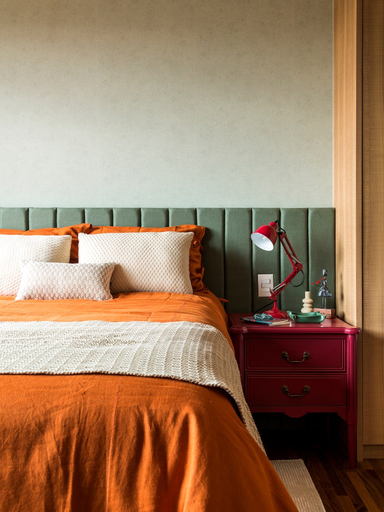 Azulejos estampados e cores trazem personalidade a apê de 100 m². Projeto de Carolina Munhoz. Na foto, quarto com cabeceira estofada colorida.