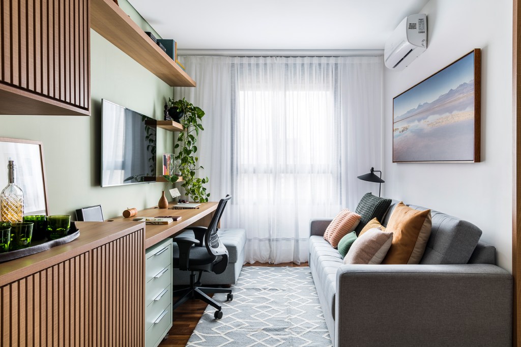 Azulejos estampados e cores trazem personalidade a apê de 100 m². Projeto de Carolina Munhoz. Na foto, home office e quarto de hóspedes com marcenaria ripada.