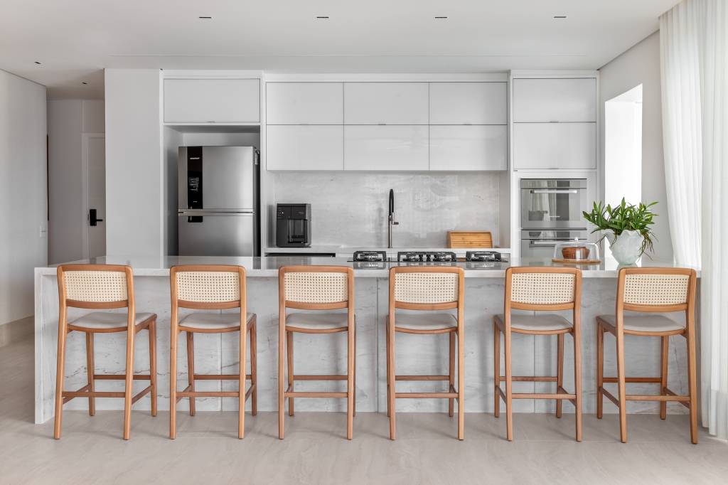 À beira-mar, apartamento de 160 m² traz estética clean e atemporal