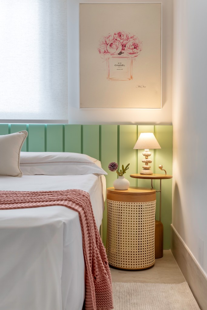 À beira-mar, apartamento de 160 m² traz uma estética clean e atemporal. Projeto de Mezzure Arquitetura. Na foto, quarto juvenil com cabeceira verde.