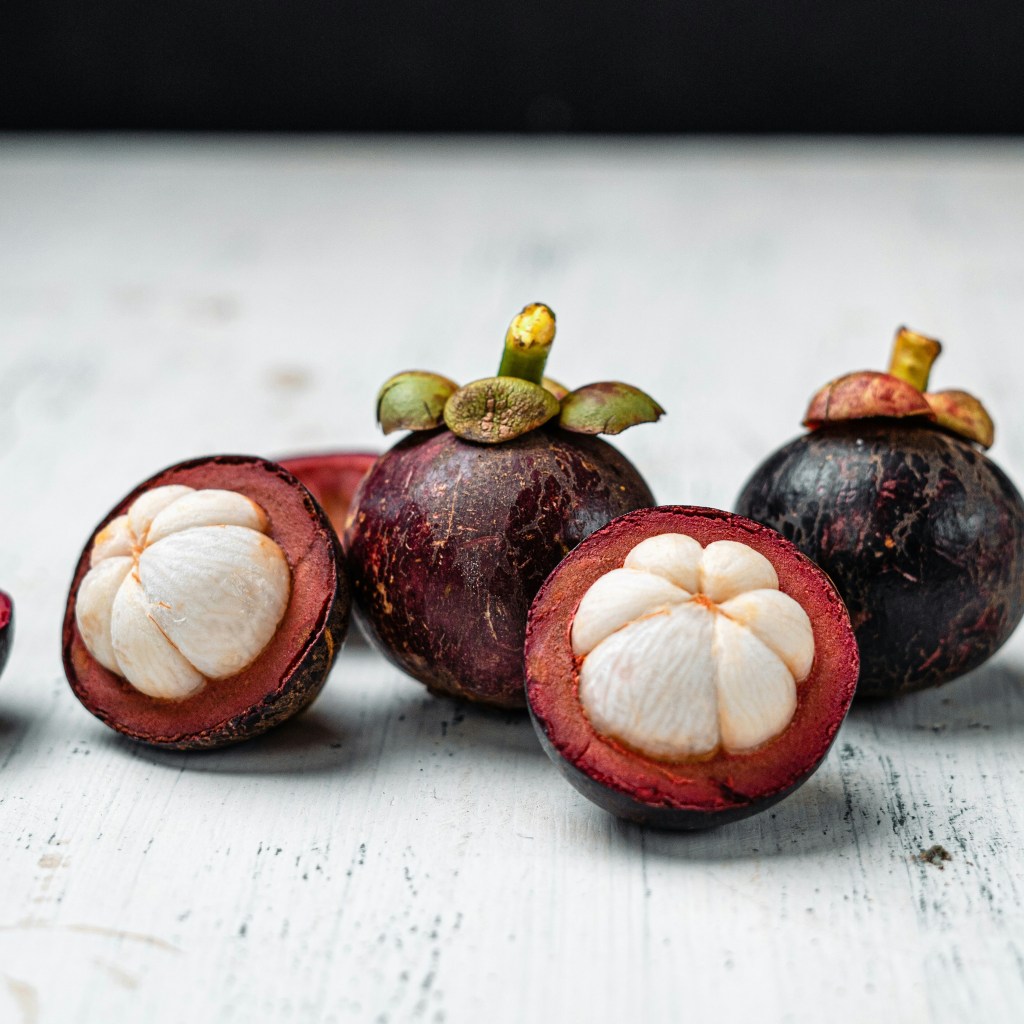Conheça os benefícios para saúde destas 4 frutas exóticas Na foto, mangostin.