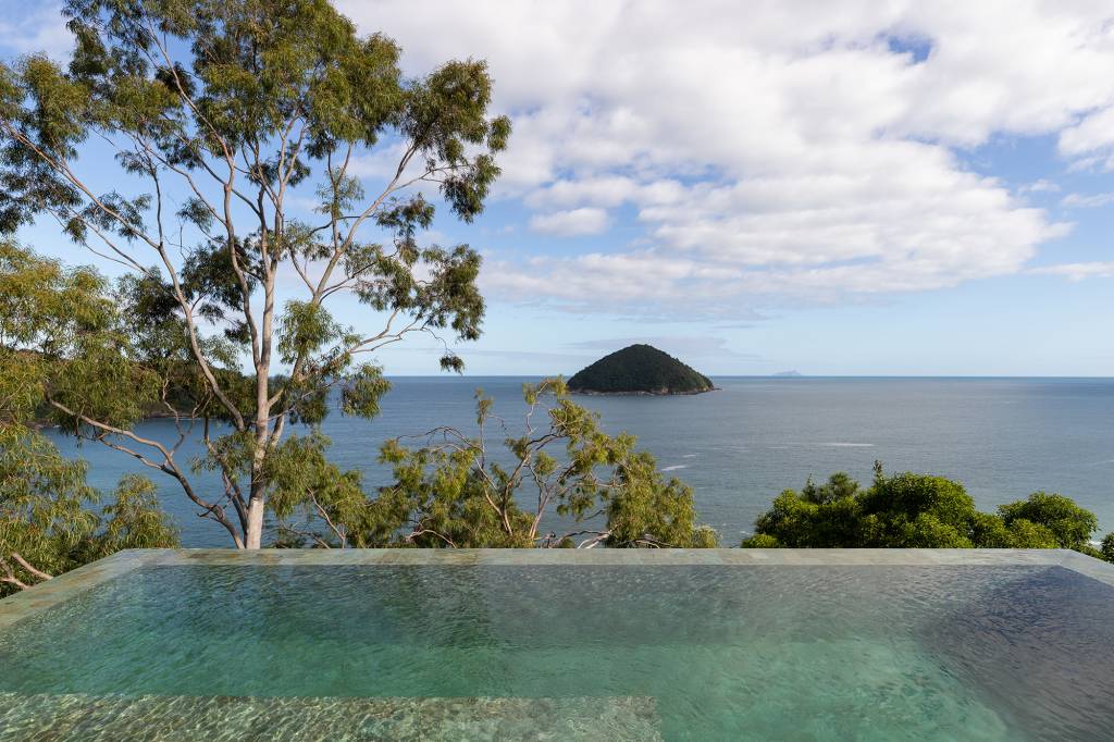 Casa de praia de 150 m² parece flutuar em meio à natureza. Projeto de Studio Carlito e Renata Pascucci. Na foto, piscina com vista para o mar e borda infinita.