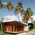 Chalé de praia de 60 m² tem decoração rústica e banheiro com claraboia