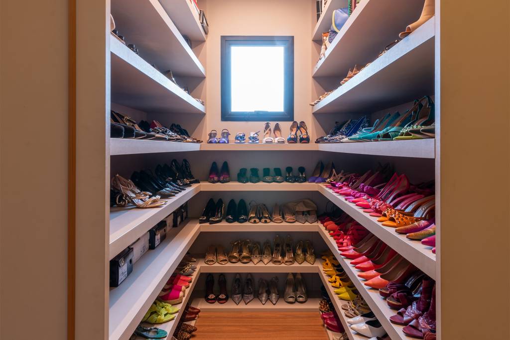 Closet para sapatos e bolsas é o destaque deste apartamento de 250 m²
