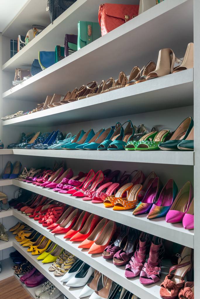 Closet para sapatos e bolsas é o destaque deste apartamento de 250 m². Projeto de Sabrina Salles. Na foto, closet de sapatos.