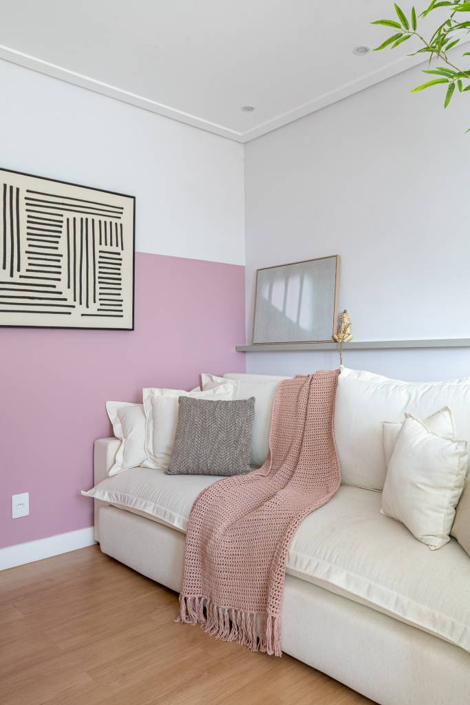 cobertura-espaco-armazenamento-embaixo-da-escada-hidromassagem-goup-arquitetura-10-sala-meia-parede-rosa Cobertura tem espaço de armazenamento embaixo da escada e hidromassagem. Projeto de Go Up Arquitetura. Na foto, sala de estar, sofá branco, meia parede rosa.