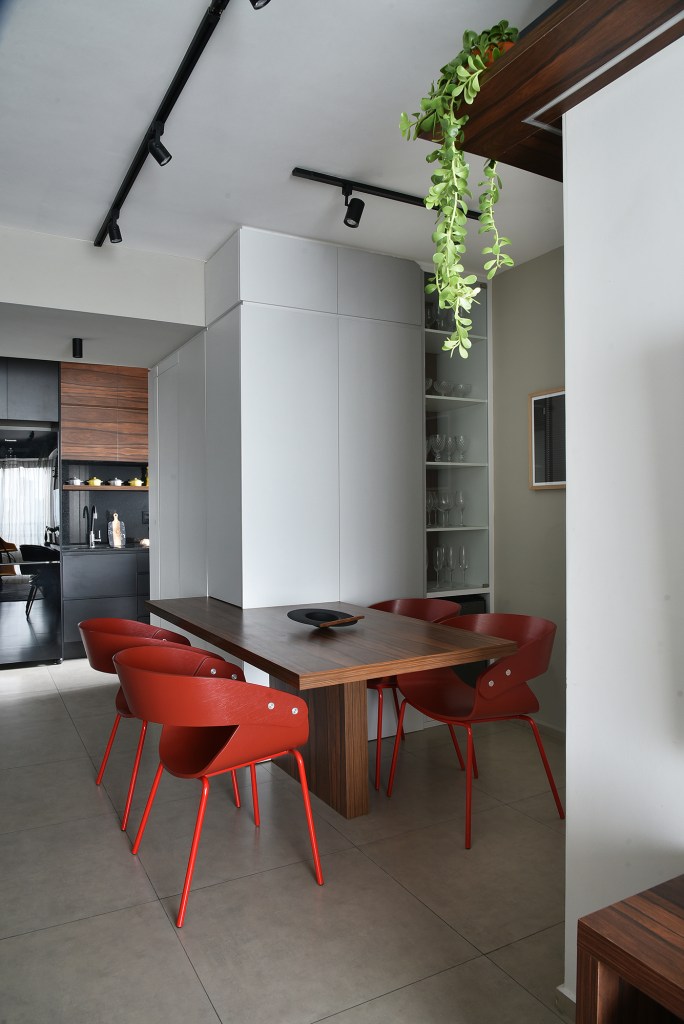 Com apenas 56 m², apartamento ganha décor jovem e descolado. Projeto de Flavia Campos e Sandra Paes. Na foto, sala de estar e jantar com espelho e plantas.
