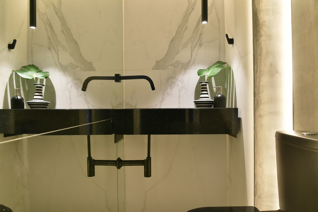 Com apenas 56 m², apartamento ganha décor jovem e descolado. Projeto de Flavia Campos e Sandra Paes. Na foto, banheiro com torneira presa no espelho.