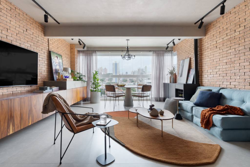 Concreto, tijolo aparente e integração dão ar industrial a apê de 72 m²