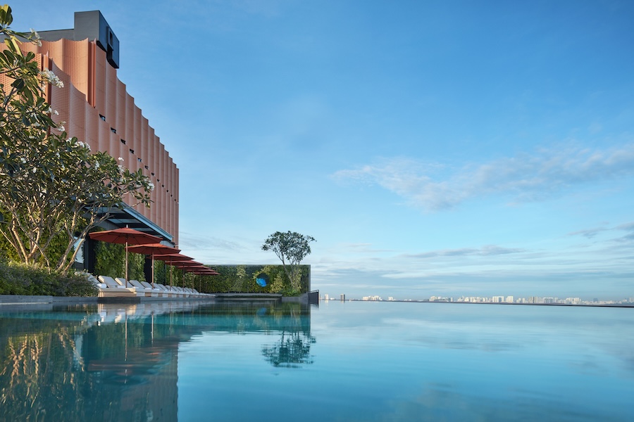 Hotel em Singapura destaca-se pelos grandes jardins verticais tropicais. Na foto, piscina do tipo espelho d'água.