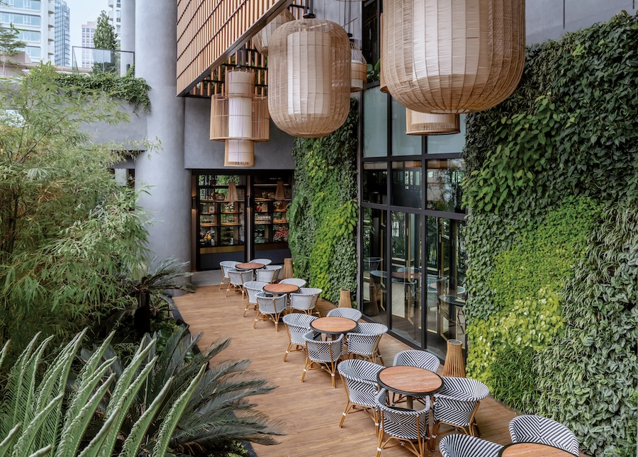 Hotel em Singapura destaca-se pelos grandes jardins verticais tropicais. Na foto, varanda com jardins verticais.