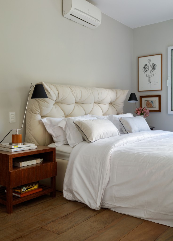 Mezanino é transformado em quarto nesta cobertura de 95 m². Projeto de DCC Arquitetura. Na foto, cama de casal baixa, cabeceira estofada.