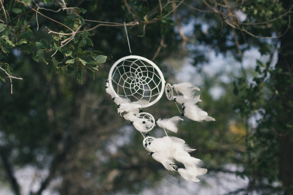 Qual é o amuleto do seu signo? Afaste energia negativa e atraia sorte! Na foto, aparador de sonhos branco em árvore.