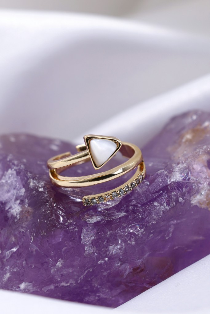 Qual é o amuleto do seu signo? Afaste energia negativa e atraia sorte! Na foto, anel com pedra triangular.