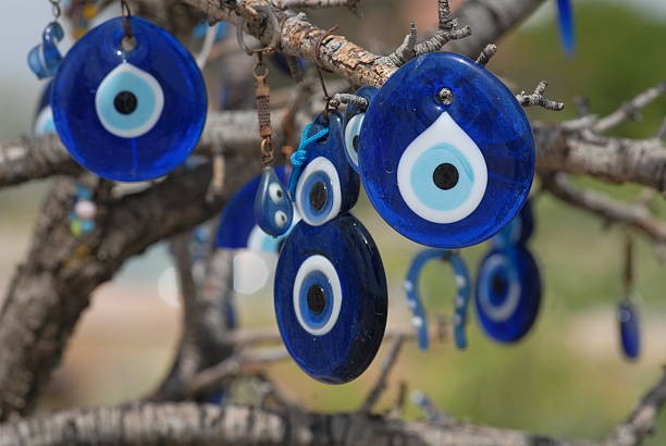 Qual é o amuleto do seu signo? Afaste energia negativa e atraia sorte! Na foto, olhos gregos pendurados em árvore.