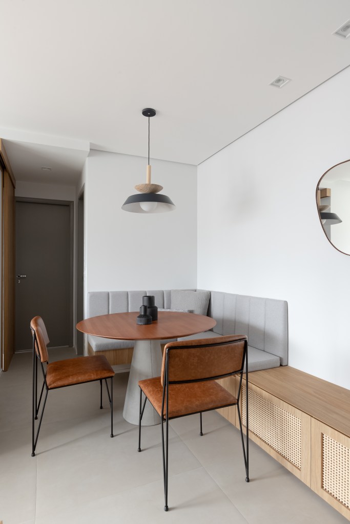 Reforma completa em apartamento de 56 m² cria décor em estilo Japandi. Projeto de Studio Monfré. Na foto, sala de jantar pequena, canto alemão, mesa redonda.