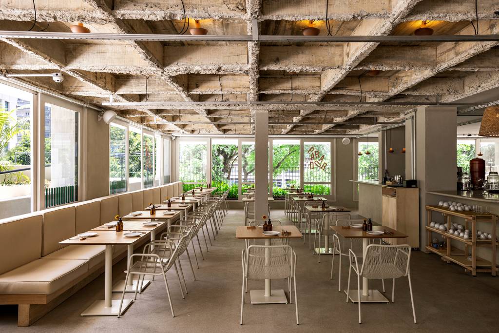 Retrofit de prédio no centro de SP vence Monocle Design Awards 2024. Projeto de Metro Arquitetos. Na foto, restaurante com teto com laje aparente.