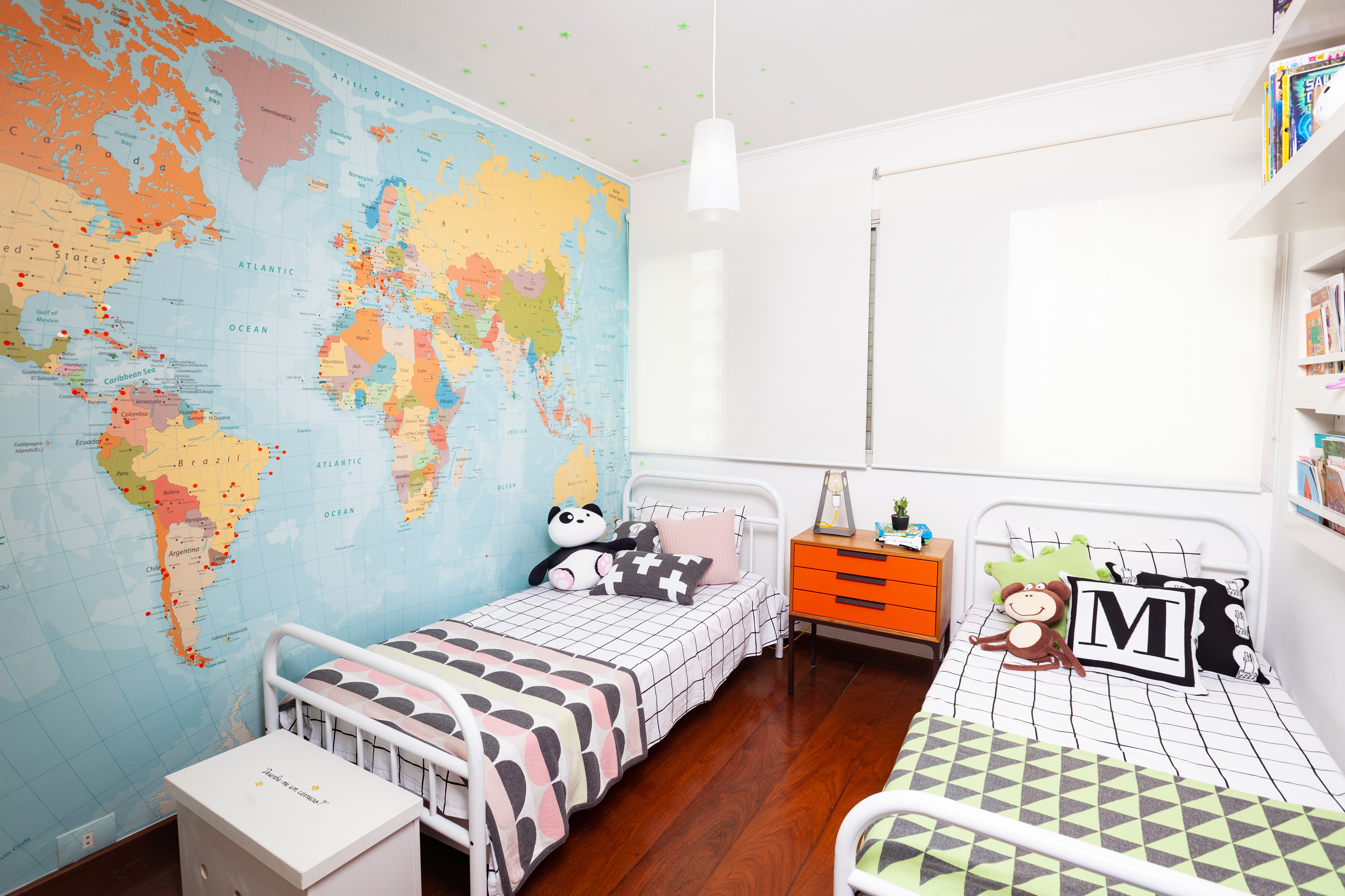 Sem quebra-quebra, apê ganha nova atmosfera com móveis e texturas. Projeto de Abrazo Interiores. Na foto, quarto infantil com duas camas de solteiro, mapa mundi na parede.