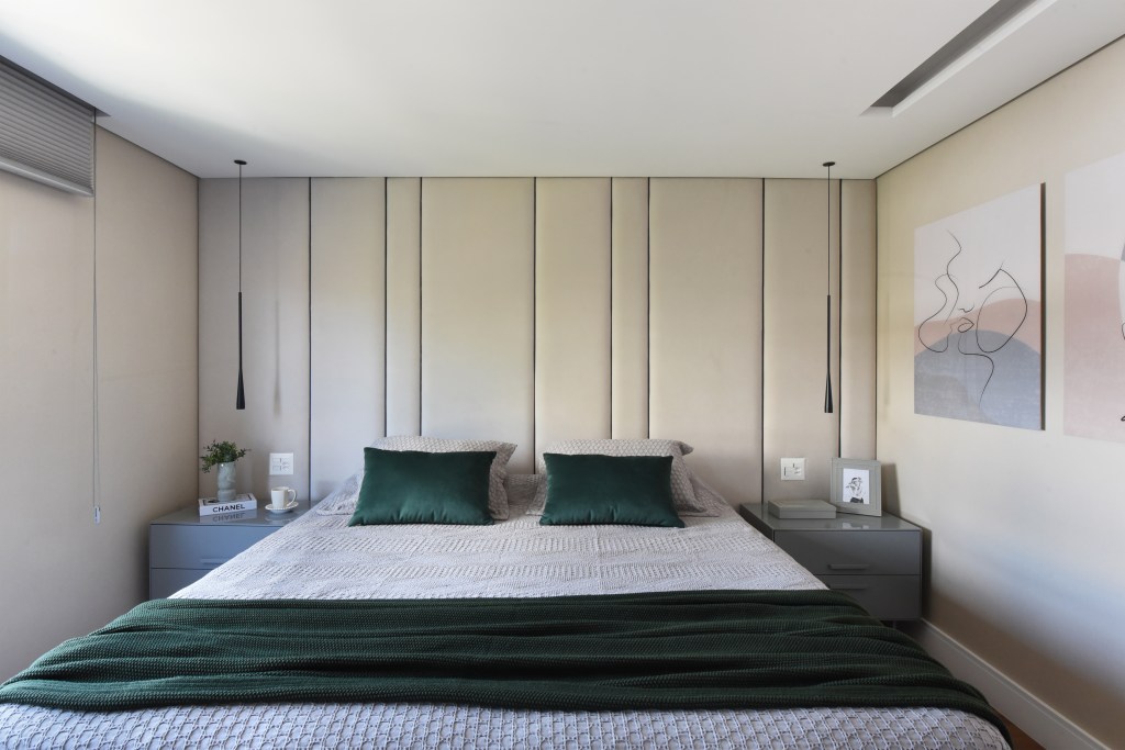 Varanda de estar gourmet é destaque em apartamento de 204 m². Projeto de Rosangela Pena. Na foto, quarto de casal, cabeceira acolchoada.
