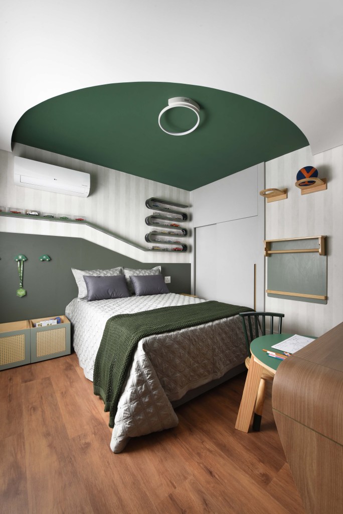 Varanda de estar gourmet é destaque em apartamento de 204 m². Projeto de Rosangela Pena. Na foto, quarto infantil, teto com forro verde, mesa de estudos.