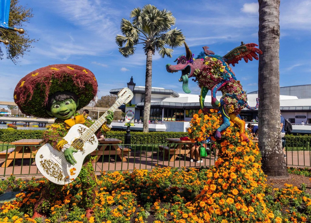 Sabia que o Walt Disney World tem um festival de flores? Na foto, topiaria de Miguel e Dante, de Viva A Vida é uma festa.