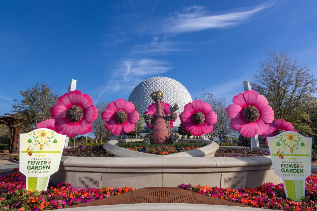 Sabia que o Walt Disney World tem um festival de flores? Na foto, topiaria do dragão Figment.