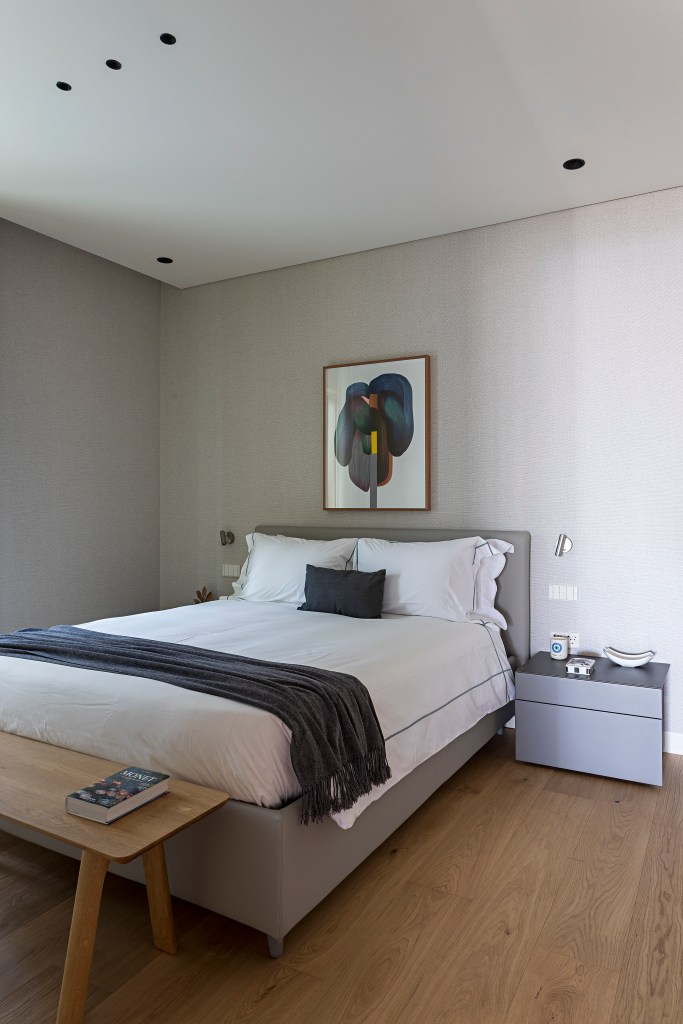Apartamento Estoril, em Portugal, ganha décor com brasilidade. Projeto de Andrea Chicharo. Na foto, quarto, banco no pé da cama, cortina.