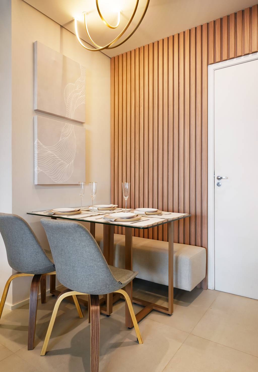 ape-compacto-41-m-lavanderia-varanda-cabeceira-porcelanato-fernanda-hoffmann-19 Apê compacto de 41 m² tem lavanderia na varanda cabeceira de porcelanato. Projeto de Fernanda Hoffman. Na foto, sala de jantar, parede com painel ripado, banco estofado.